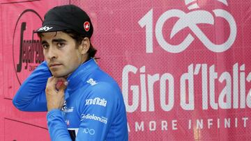 Mikel Landa baja del pódium tras recibir el maillot de mejor escalador.