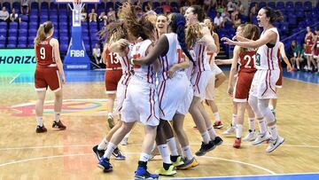 Las jugadoras de España celebran su victoria contra Rusia.