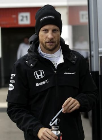 GRA175 MONTMELÓ (BARCELONA), 27/02/2015.- El piloto británico de McLaren, Jenson Button, en el paddock durante la segunda jornada de la tercera tanda de entrenamientos oficiales de Fórmula Uno que se celebran en el Circuito de Catalunya de Montmeló. EFE/Alberto Estévez