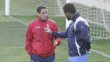 Jiménez, con Romaric en un entrenamiento.