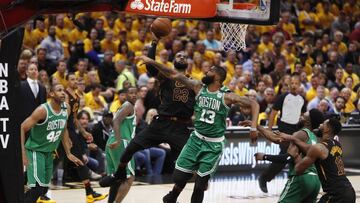 DMX02 - CLEVELAND (EE.UU.), 21/5/2018.- LeBron James (c-i) de Cavaliers intenta anotar ante Marcus Morris (c-d) de Celtics hoy, 21 de mayo de 2018, durante su juego de las finales de la Conferencia Este de la NBA en Quick en Loans Arena en Cleveland, Ohio
