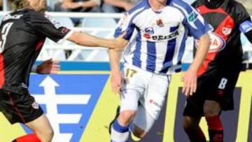 <b>LESIONADO. </b>Edu Albacar trata de parar a Zurutuza durante el partido del sábado en Anoeta.