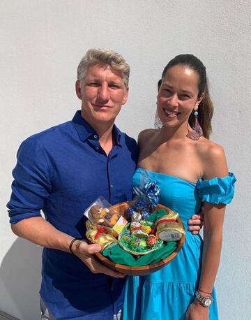 Ana Ivánovic & Bastian Schweinsteiger también celebraron Pascua desde su hogar: "¡Vestida para la Pascua en casa! ¡Feliz Pascua a todos los que lo celebran hoy!", expresó la ex-tenista a través de su cuenta oficial de Instagram.