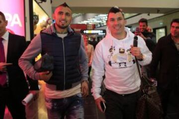 Arturo Vidal y Gary Medel en el aeropuerto de Schwechat.