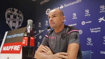 Paco L&oacute;pez en rueda de prensa.