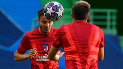 Sa&uacute;l calentando antes de jugar contra el Leipzig