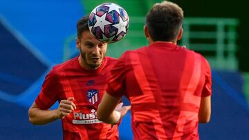 Saúl calentando antes de jugar contra el Leipzig