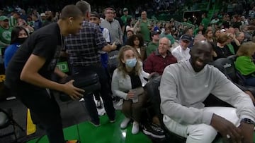 Esa entrada ahí vale más de 3.000 $ y le pasa esto: su cara era un poema y no es para menos