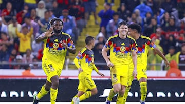 Arbitraje de la Liga MX le tiende una mano al América
