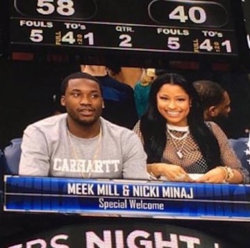 Nicki Minaj junto a su novio Meek Mill en el Philadelphia 76ers-Phoenix Suns.