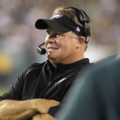 Chip Kelly navega entre dudas pero con gesto confiado