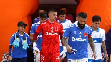 Futbol, Universidad de Chile vs Universidad Catolica.
Fecha 23, campeonato Nacional 2022.
El arquero de Universidad de Chile Cristobal Campos, izquierda, es fotografiado junto a Anibal Ortiz contra Universidad Catolica durante el partido por la primera division disputado en el estadio Nacional.
Santiago, Chile.
27/08/2022