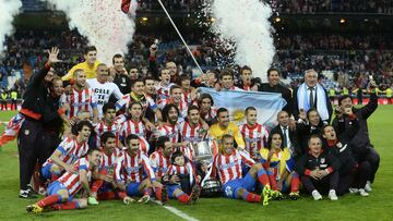 Los futbolistas del Atl¨¦tico celebran la Copa de 2013 sobre el c¨¦sped del Bernab¨¦u.