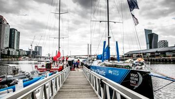 El &#039;Mapfre&#039; junto a sus rivales en su amarre de los Docklands de Melbourne preparando la salida.