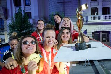 Jugadoras de la Selección posan con el trofeo de la copa del mundo en el autobús.
