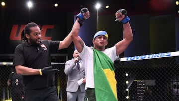 Gilbert Burns celebra su victoria en el UFC Las Vegas.