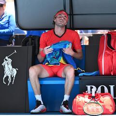 Tsitsipas se pega otro trompazo en un Slam y Sinner no falla