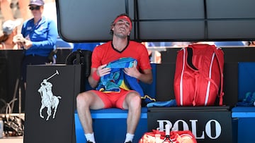 Stefanos Tsitsipas se lamenta en un momento de su partido contra Alex Michelsen en el Open de Australia.