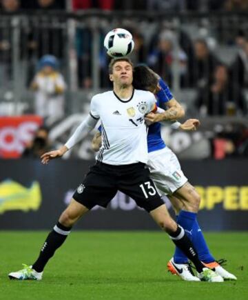 Thomas Mueller y Francesco Acerbi.