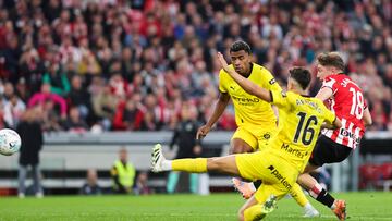 BILBAO, 23/09/2025.- El centrocampista del Athletic, Mikel Jauregizar (d), golpea el balón ante los defensores del Girona en la jugada que ha significado el primer gol del equipo bilbaino durante el partido de la jornada 6 de LaLiga EA Sports entre el Athletic Club y el Girona, este martes en el estadio de San Mamés en Bilbao.- EFE/Luis Tejido