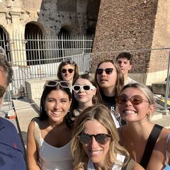 Russell Crowe regresa al Coliseo junto a su familia dos décadas después