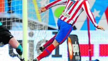 <b>GOLAZO. </b>Forlán bate a Valdés, haciendo el primero del Atlético-Barcelona del domingo.