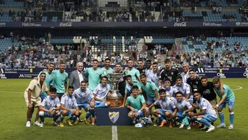 El Málaga con el bonito trofeo.