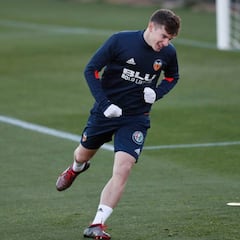 Mina vuelve a los entrenamientos de Marcelino tras 15 días de baja