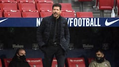 Simeone da instrucciones durante el partido.