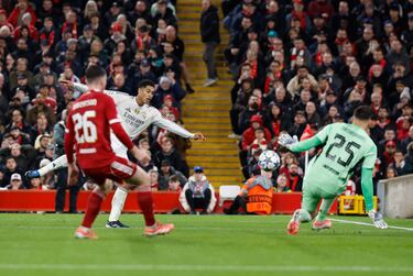 Zurdazo de Jude Bellingham que desvía Giorgi Mamardashvili.