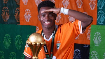 Adingra posa con el trofeo de la Copa de ?frica.
