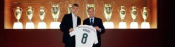 Toni Kroos en la sala de trofeos del Real Madrid.