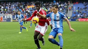 Pau Torres pelea por un balón con Djetei.