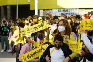 As赤 recibieron los seguidores al Villarreal a su llegada al estadio.