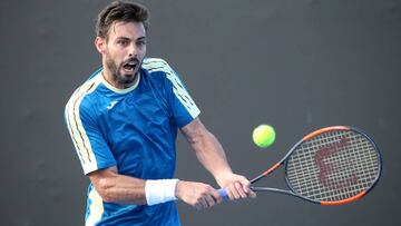 Marcel Granollers devuelve una bola durante un partido.