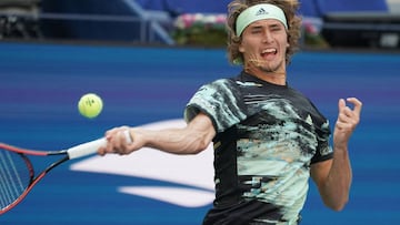 Alexander Zverev devuelve una bola ante Frances Tiafoe durante su partido de segunda ronda del US Open en el USTA Billie Jean King National Tennis Center de Flushing Meadows, New York.