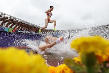 Lea Meyer, del equipo de Alemania, cae en el obstáculo de agua durante las eliminatorias de la carrera de obstáculos de 3000 metros femeninos en el segundo día del Campeonato Mundial de Atletismo Oregon 2022. 