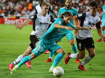 Luka Modric entre Toni Lato y Hugo Guillamón.