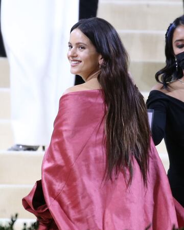 Rosalía arrasa en la gala de los MET con un mantón de Manila