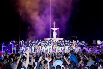 Los jugadores del Levante celebran el ascenso a primera divisin en la Fuente de las Cuatro Estaciones de la Alameda.