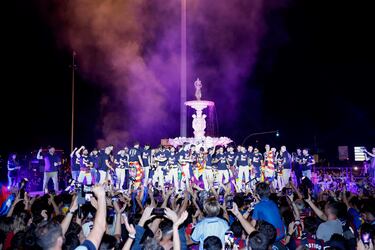 Los jugadores del Levante celebran el ascenso a primera división en la Fuente de las Cuatro Estaciones de la Alameda.