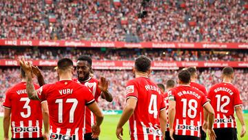 BILBAO, 27/09/2023.- El defensa del Athletic Yuri Berchiche (2i) recibe la felicitación de sus compañeros tras conseguir el primer gol del partido ante el Getafe de la jornada 7 de Liga de Primera División que disputan en el estadio de San Mamés, en Bilbao. EFE/Luis Tejido