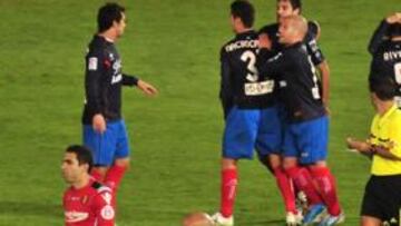 <b>ALEGRÍA ROJIBLANCA. </b>Nacho Cases, Rivera y otros jugadores del Sporting celebran el gol en propia puerta de Kevin que suponía el 0-2.