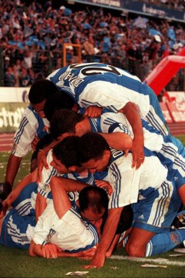 Los jugadores celebran el gol de Roy Makaay en el último partido de la temporada contra el Espanyol.