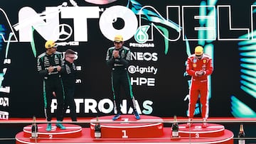 SHANGHAI (China), 15/03/2026.- Winner Mercedes driver Andrea Kimi Antonelli (C) of Italy, second placed Mercedes driver George Russell (L) of Britain and third placed Scuderia Ferrari driver Lewis Hamilton of Britain pose on the podium after the 2026 Formula 1 Chinese Grand Prix, in Shanghai, China, 15 March 2026. (Fórmula Uno, Italia, Reino Unido) EFE/EPA/ALEX PLAVEVSKI