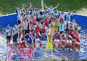 Las jugadoras del Arsenal celebran el triunfo y su segunda Champions League de su historia.