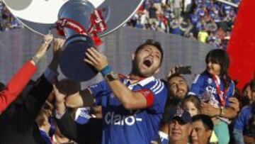 José Rojas levanta la copa de campeón para la U.