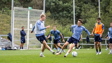 Oskarsson, Turrientes y Pablo Marín en un entrenamiento de la Real Sociedad en Zubieta.