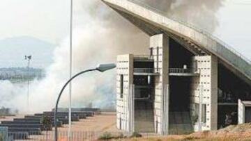 <b>COLUMNA DE HUMO. </b>Los efectos de la bomba se divisaban desde varios kilómetros de distancia.