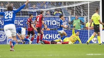 Raúl Fernández protesta en la acción del primer gol del Oviedo.